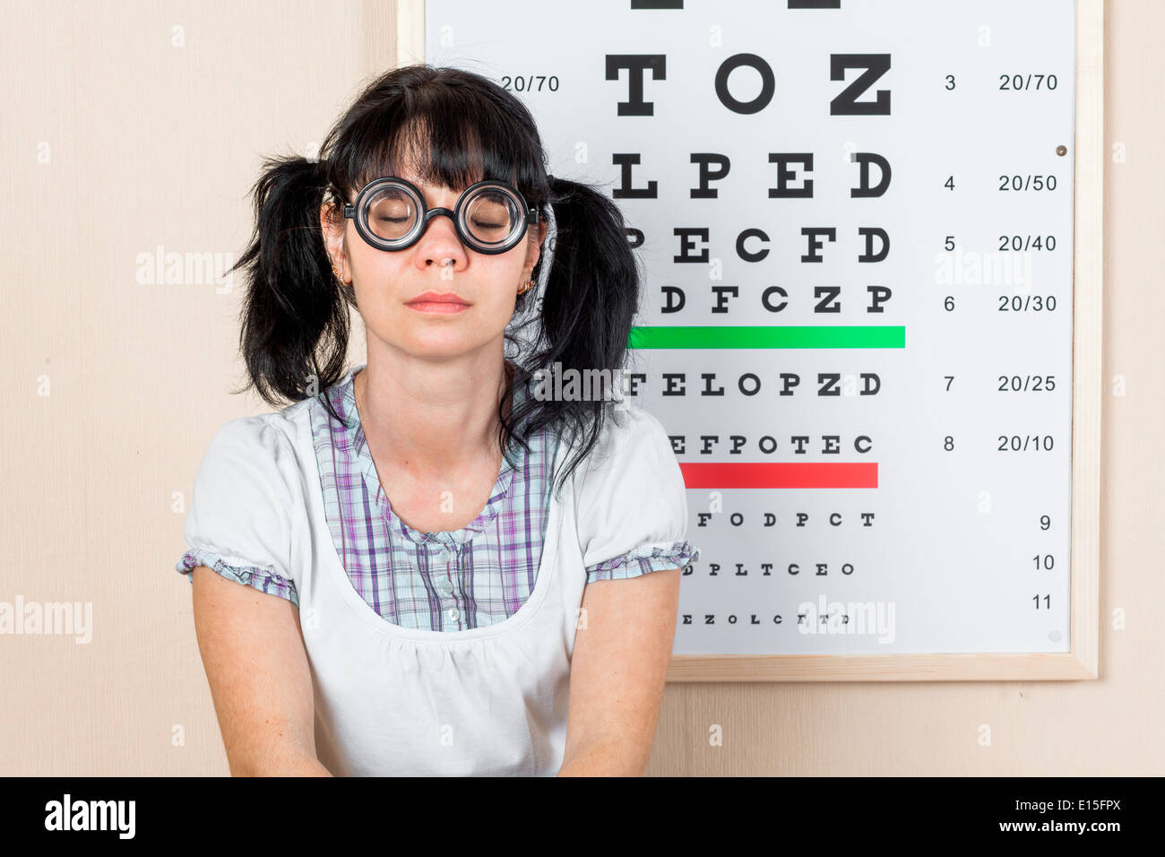 Lustige Frau mit Brille in einem Büro beim Arzt Stockfoto