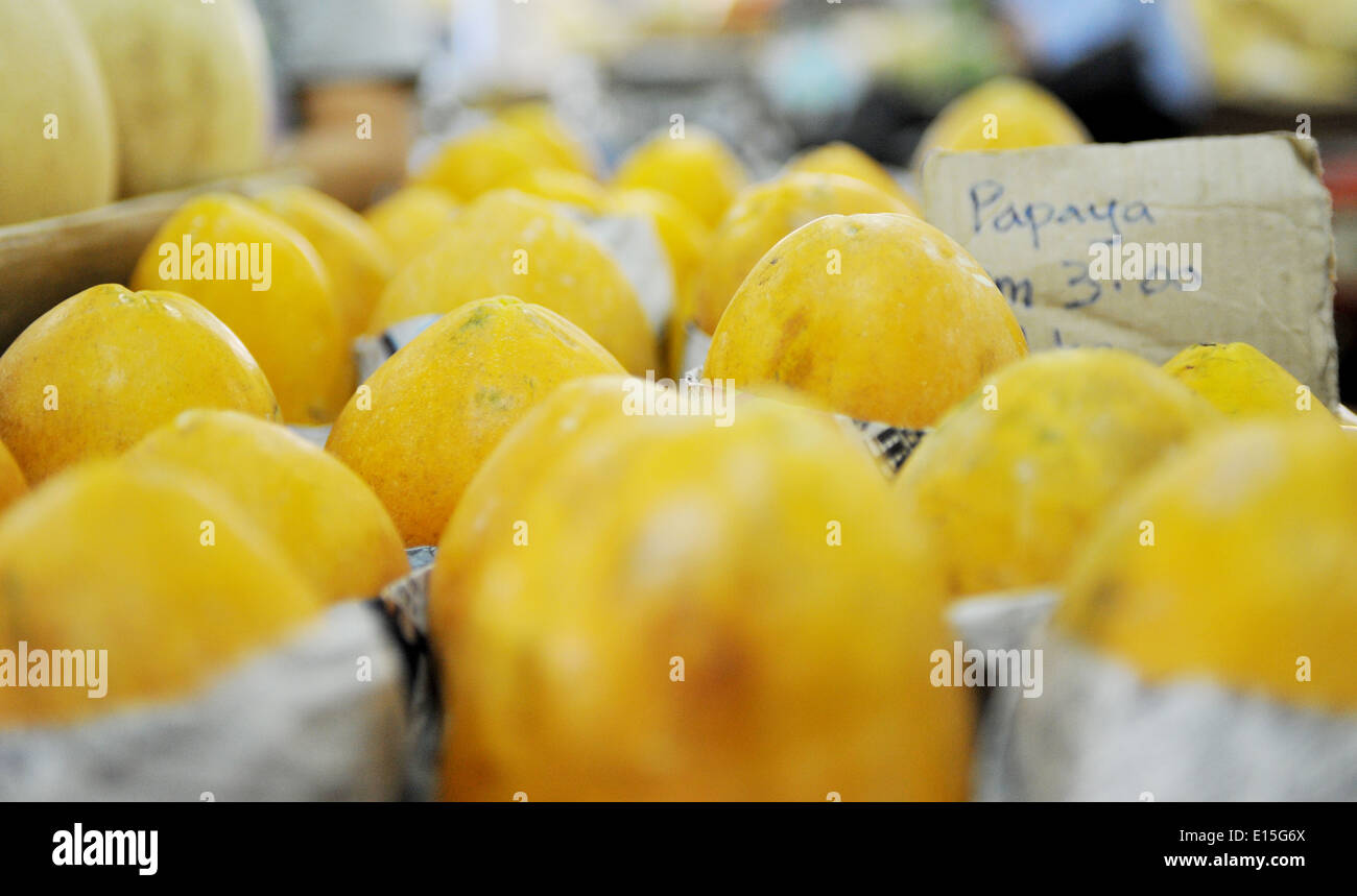 Papaya Obst auf dem Markt in Borneo Stockfoto