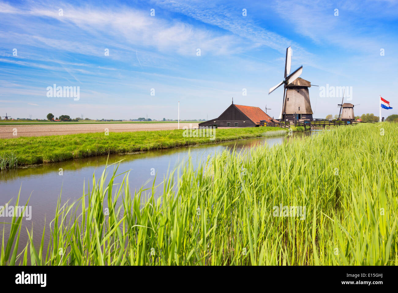 Traditionelle holländische Windmühlen an einem hellen, sonnigen Tag Stockfoto