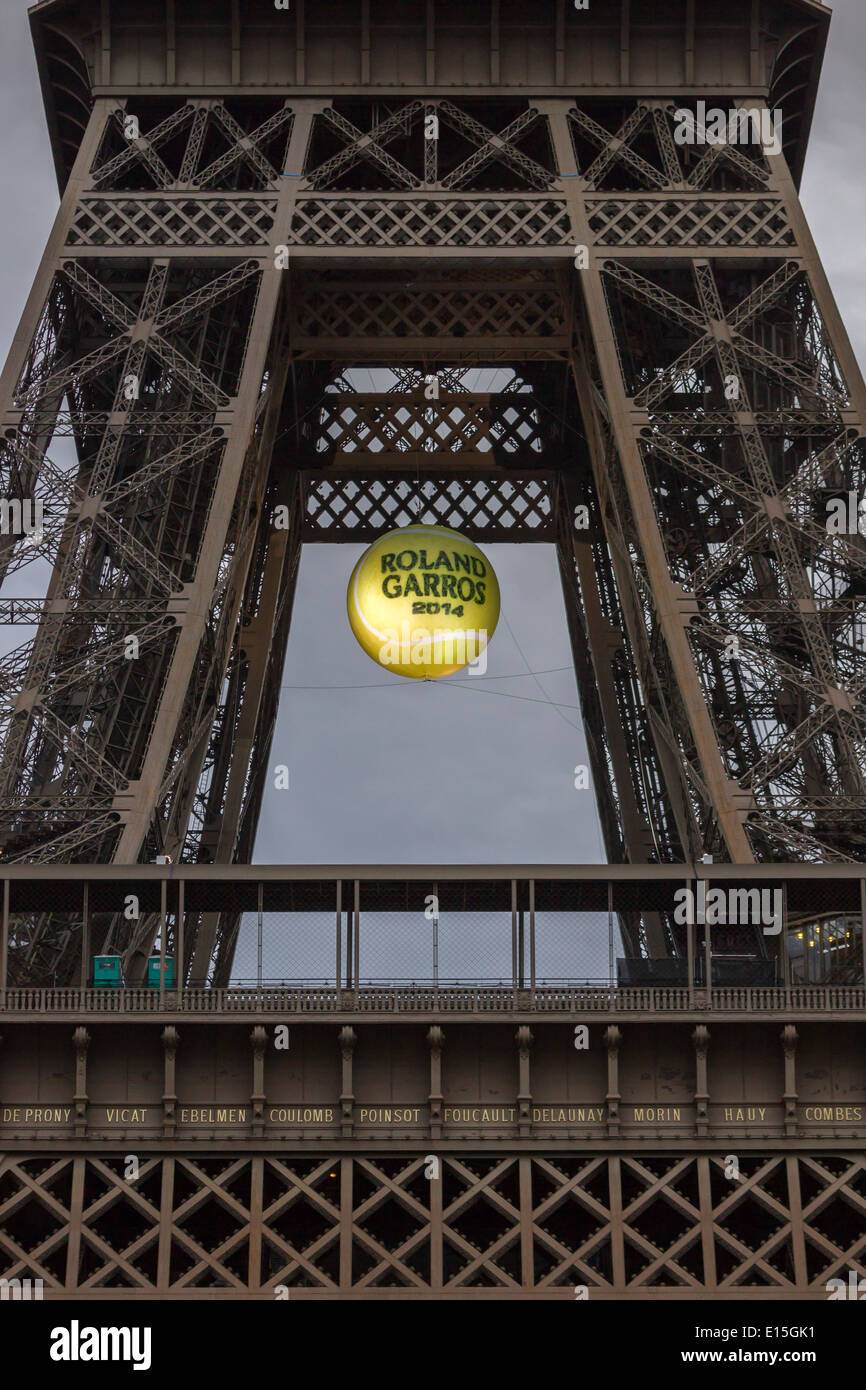 Eiffelturm bei Sonnenuntergang mit einem riesigen, beleuchteten Tennisball hing über die erste Plattform, die 2014 French Open zu fördern. Stockfoto