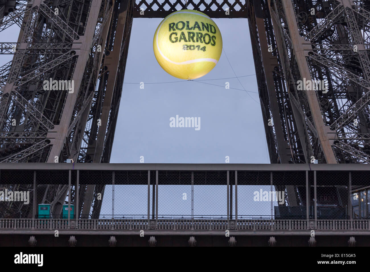 Eiffelturm bei Sonnenuntergang mit einem riesigen, beleuchteten Tennisball hing über die erste Plattform, die 2014 French Open zu fördern. Stockfoto