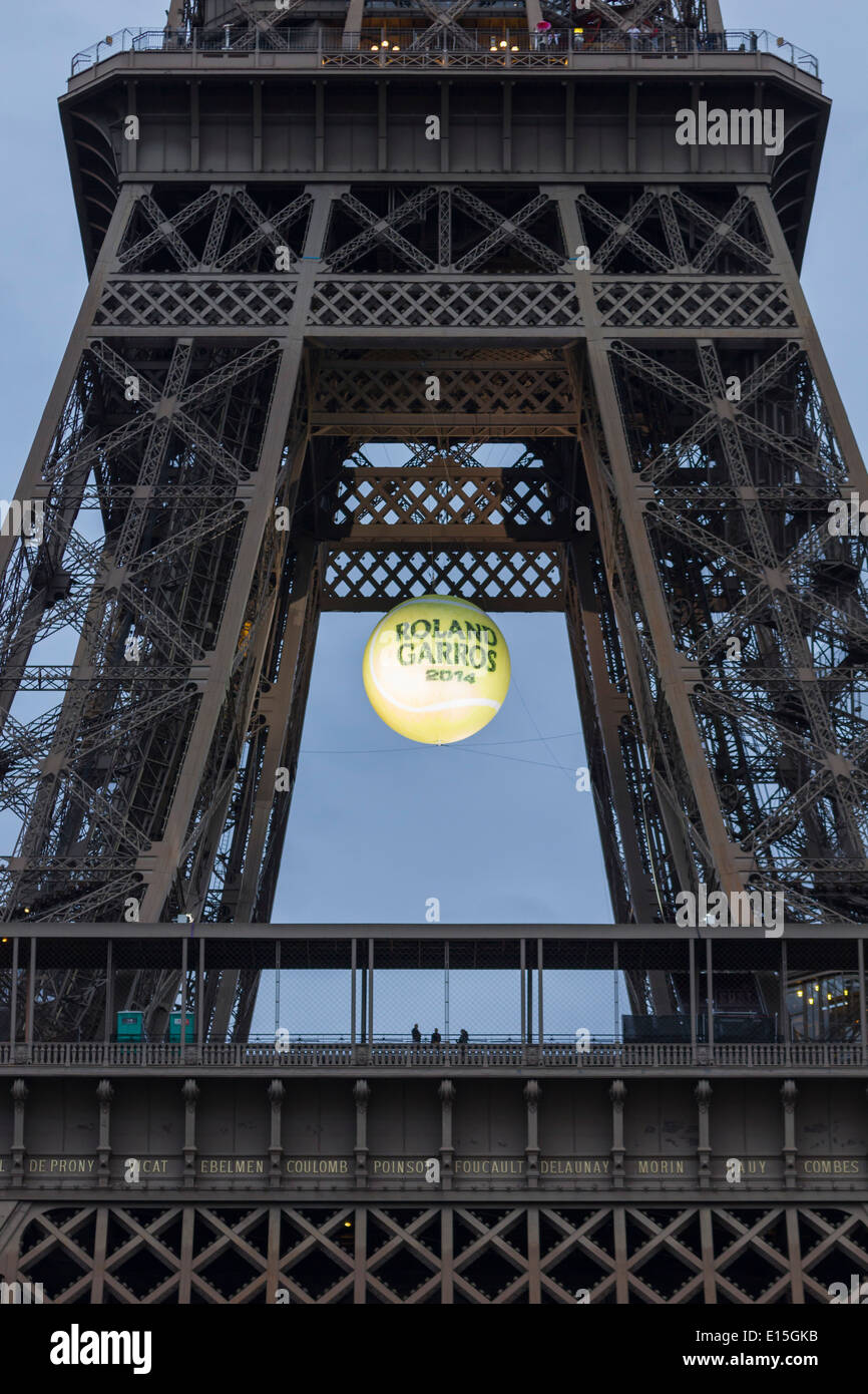 Eiffelturm bei Sonnenuntergang mit einem riesigen, beleuchteten Tennisball hing über die erste Plattform, die 2014 French Open zu fördern. Stockfoto