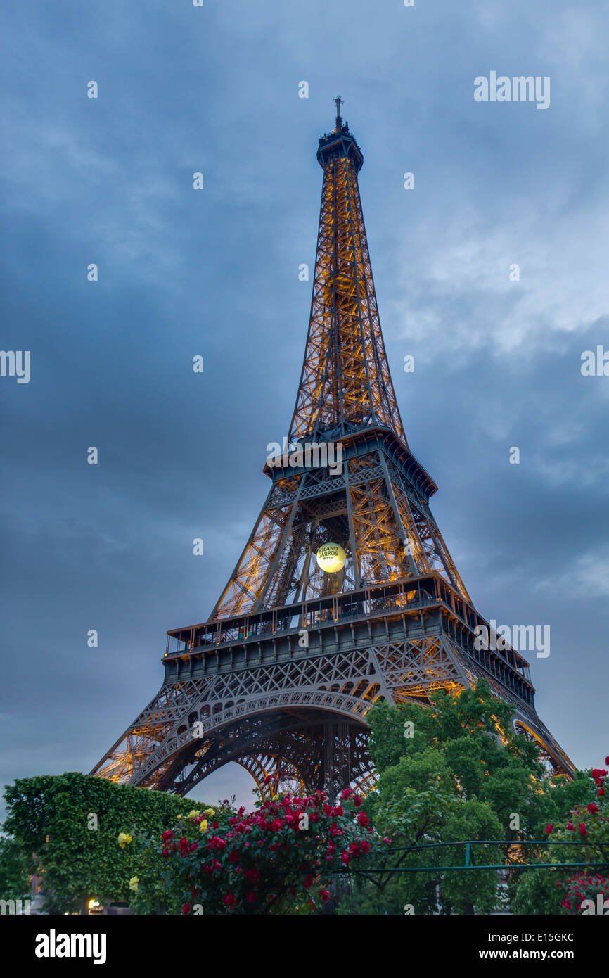 Eiffelturm bei Sonnenuntergang mit einem riesigen, beleuchteten Tennisball hing über die erste Plattform, die 2014 French Open zu fördern. Stockfoto