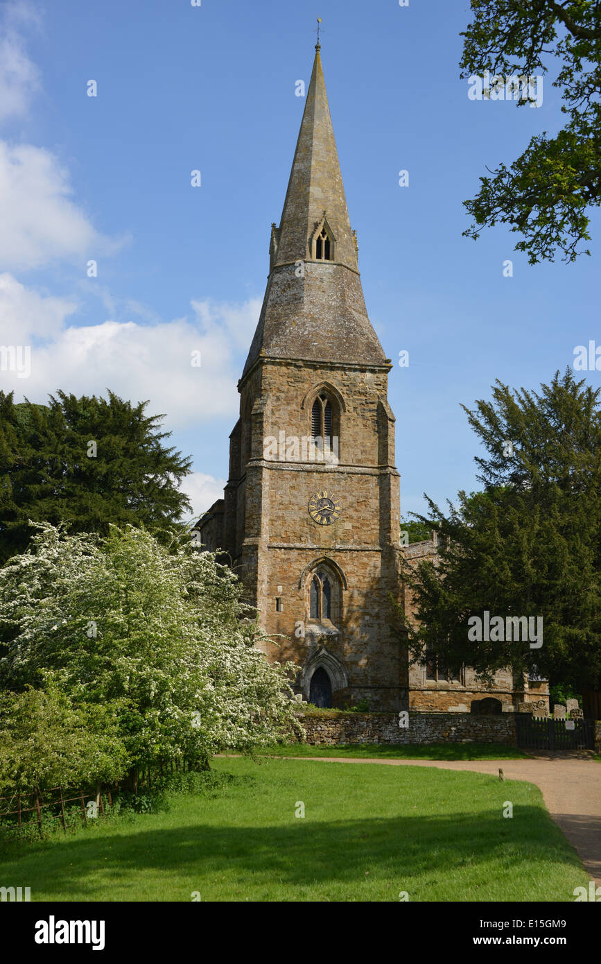 Str. Marys Kirche auf dem Gelände des Broughton Burg in der Nähe von Banbury, Oxfordshire Stockfoto