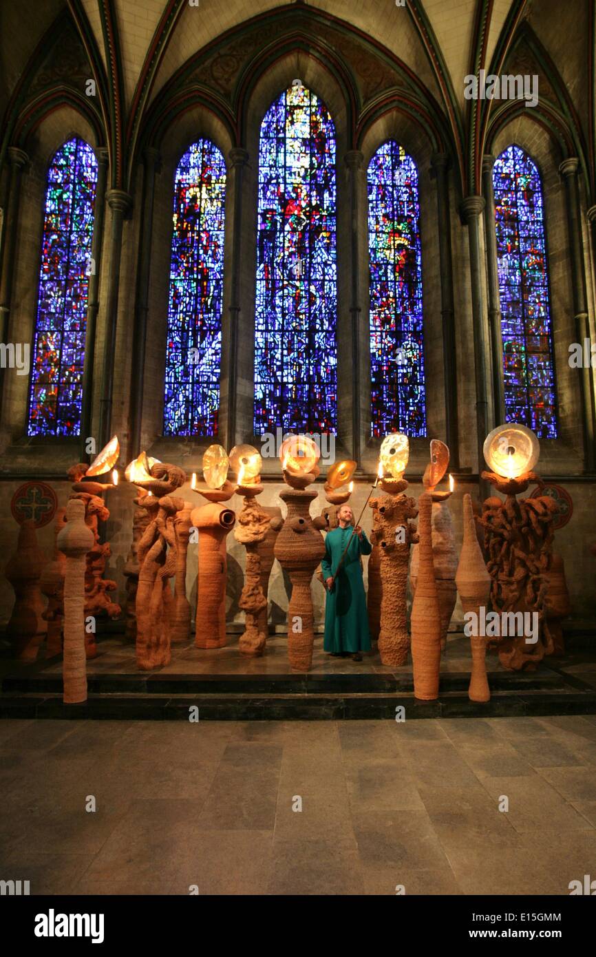 Salisbury, Wiltshire, UK. 23. Mai 2014. Brite Nicholas Pope dramatisches Werk "The Apostel sprechen in Zungen beleuchtet durch ihre eigenen Lampen" wurde nur in Salisbury Cathedral in Wiltshire UK, für Pfingsten installiert. Die Lampen können sind durch Kopf Küster der Kathedrale Chris Simpson angezündet und gesehen jeden Tag von Freitag, 23. Mai bis Montag, 4. August 2014. Bildnachweis: Parkes fotografisches Archiv/Alamy Live-Nachrichten Stockfoto