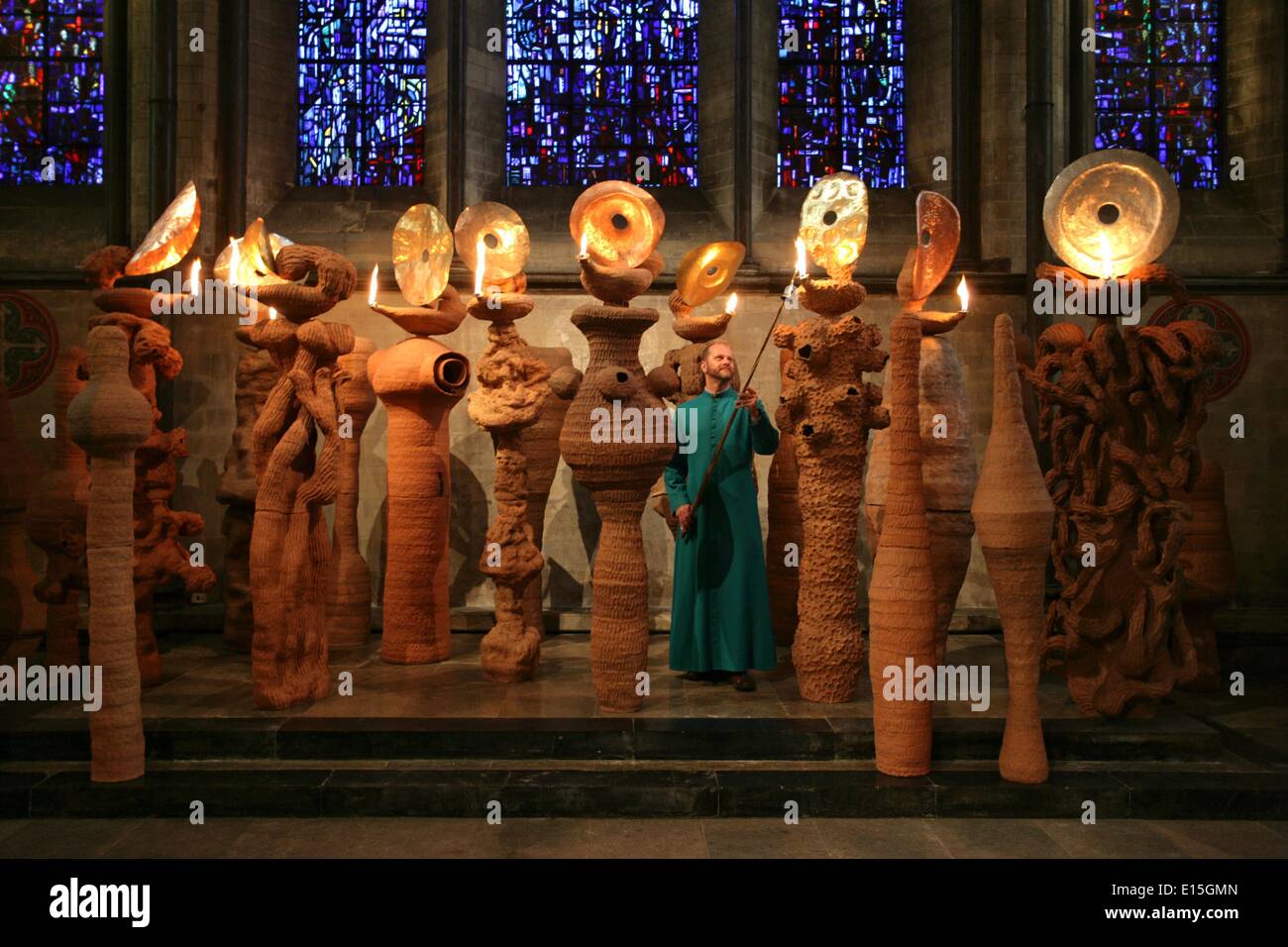 Salisbury, Wiltshire, UK. 23. Mai 2014. Brite Nicholas Pope dramatisches Werk "The Apostel sprechen in Zungen beleuchtet durch ihre eigenen Lampen" wurde nur in Salisbury Cathedral in Wiltshire UK, für Pfingsten installiert. Die Lampen können sind durch Kopf Küster der Kathedrale Chris Simpson angezündet und gesehen jeden Tag von Freitag, 23. Mai bis Montag, 4. August 2014. Bildnachweis: Parkes fotografisches Archiv/Alamy Live-Nachrichten Stockfoto