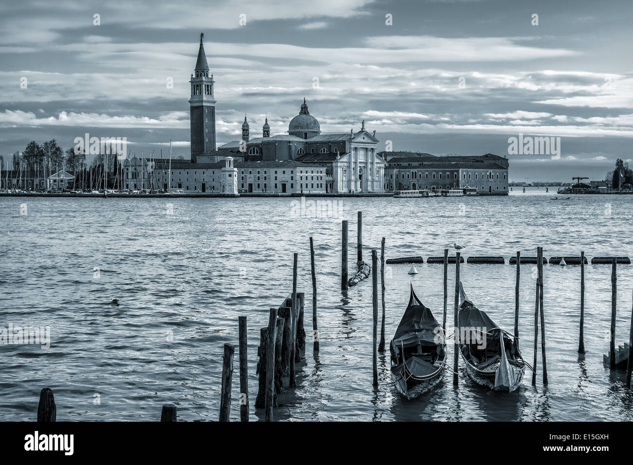 Zwei Gondeln am Canal Grande und San Giorgio Maggiore Kirche auf Hintergrund in Venedig, Italien. Stockfoto