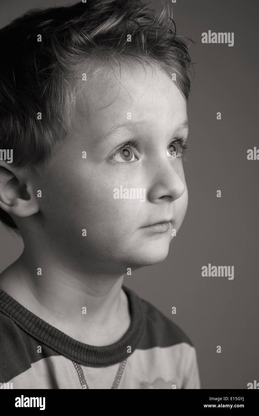 Portrait eines 4-5 Jahre alten Jungen auf das Licht Stockfoto