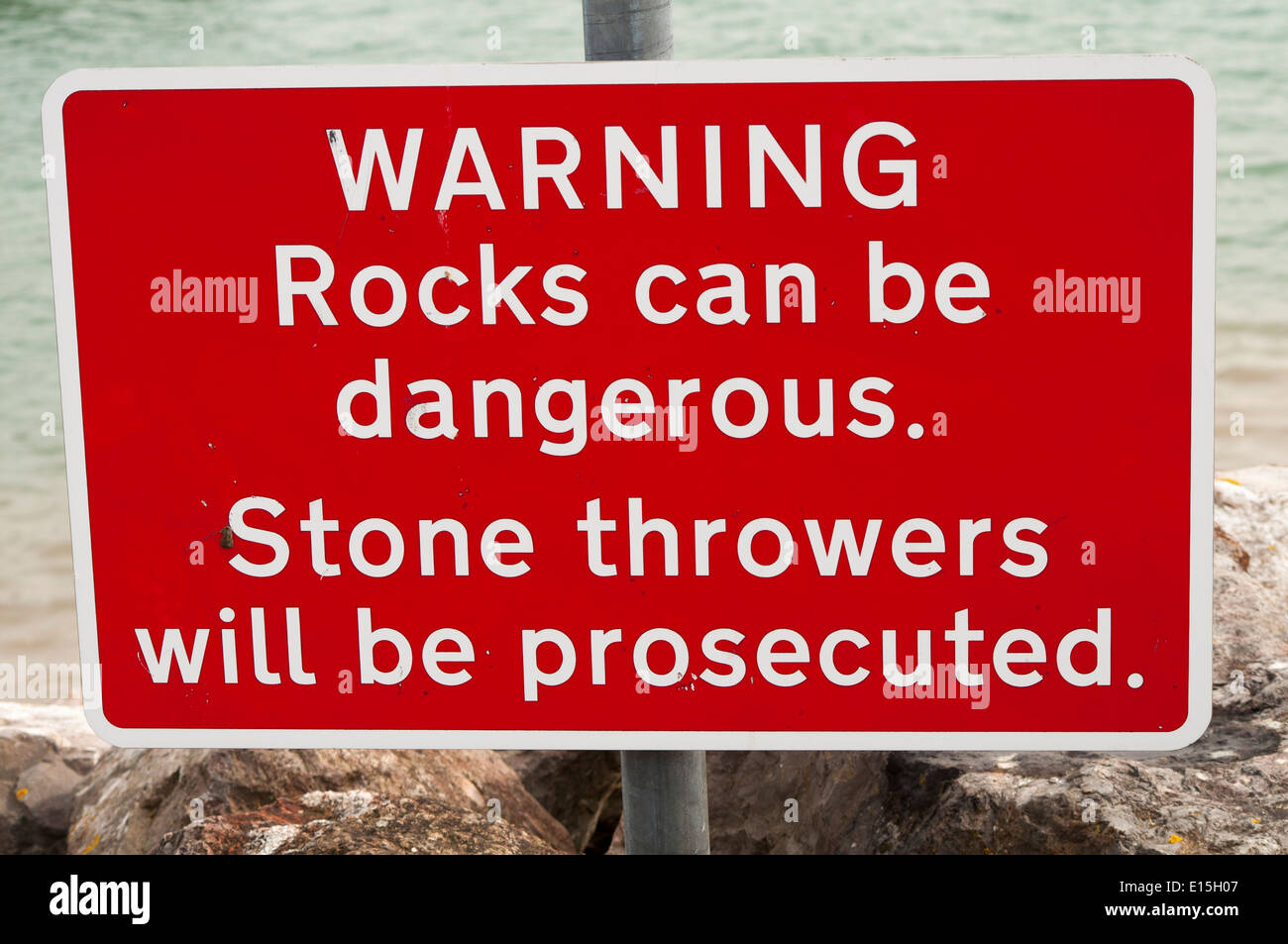 Warnung Felsen können gefährliche Zeichen sein. Stockfoto