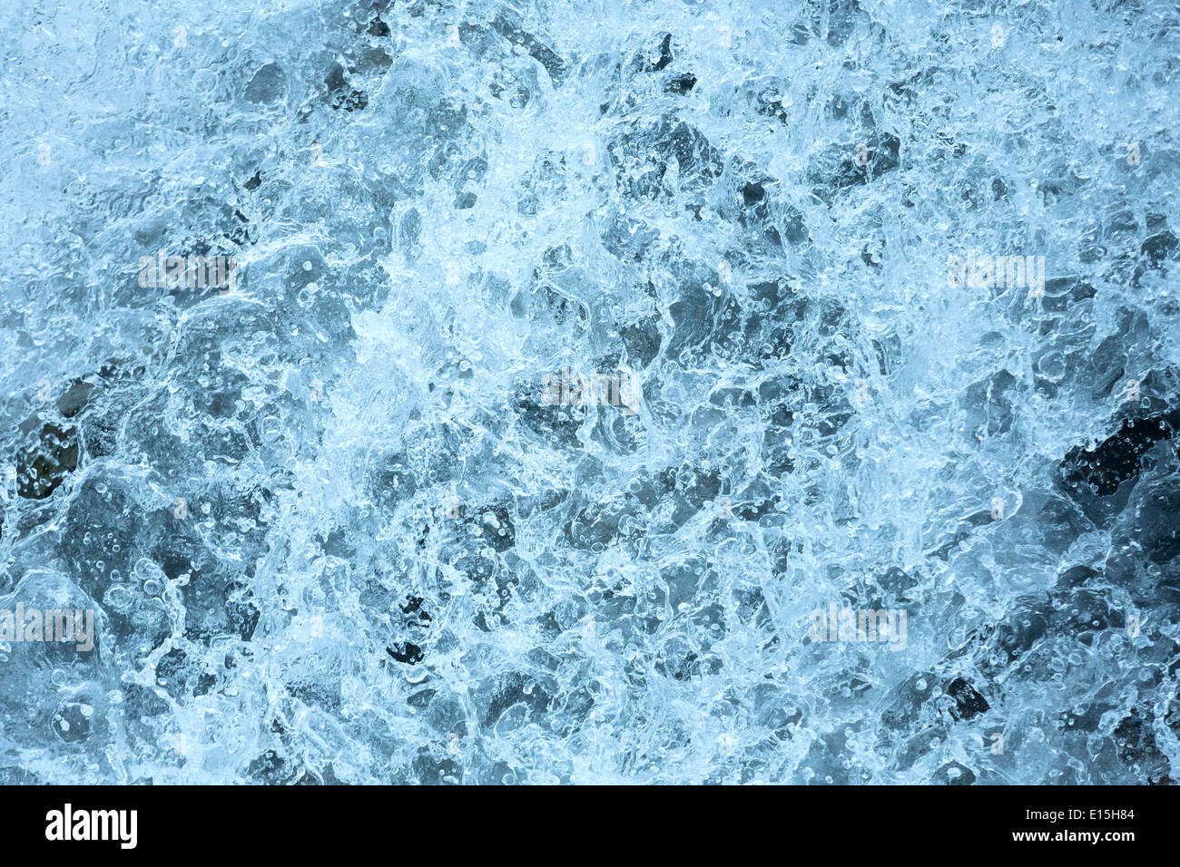 Sprudelnden Strom von Wasser Closeup (Natur Hintergrund). Stockfoto