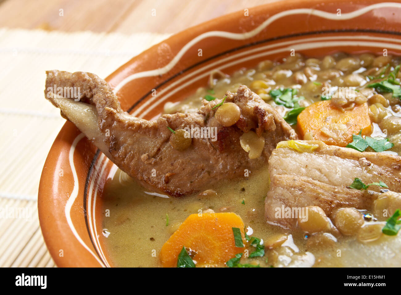 Französische Suppe mit Linsen und Dijon-Senf. Lentilles à la dijonnaise Stockfoto