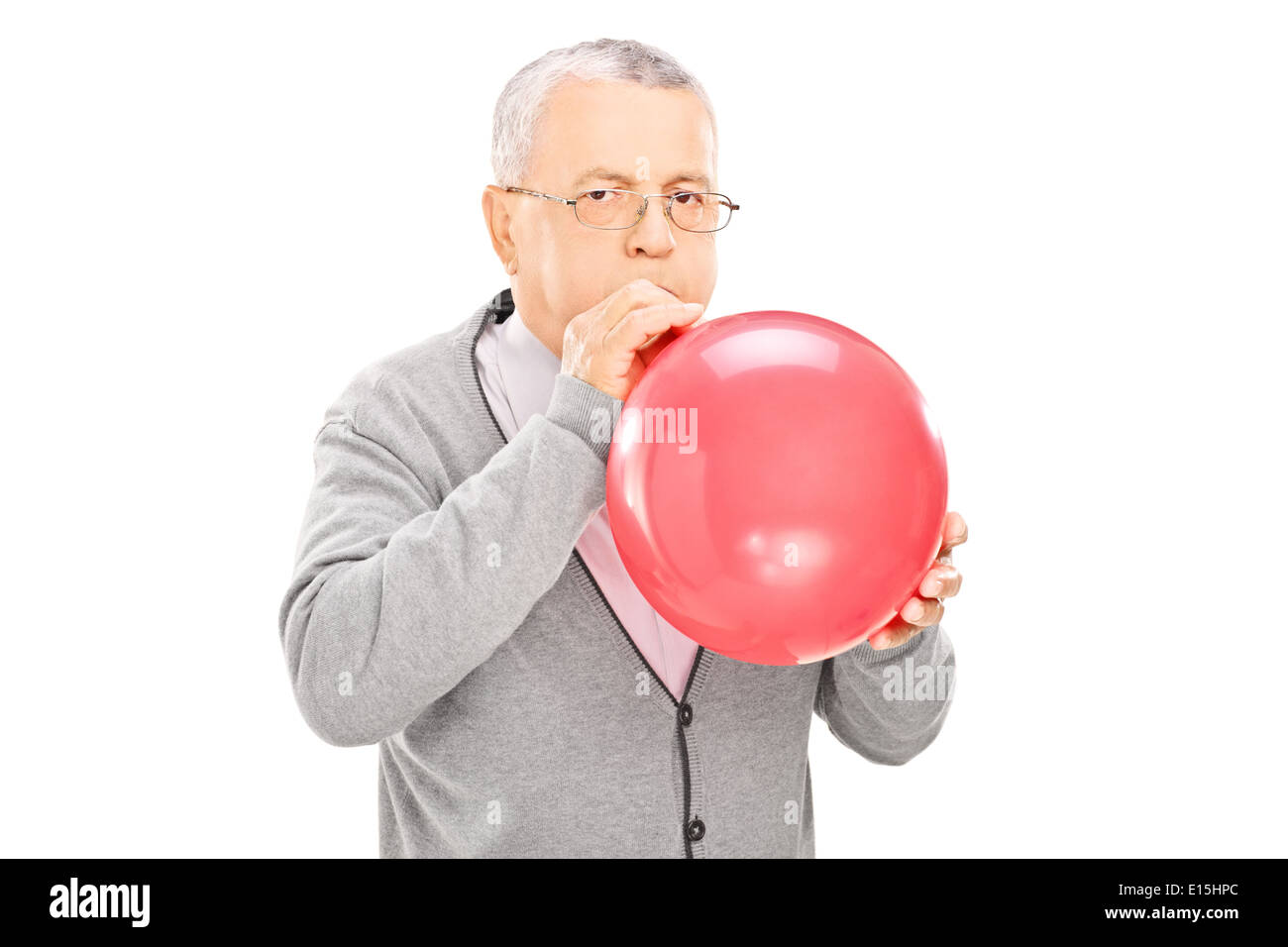 Reifer Mann bläst einen Ballon und Blick in die Kamera Stockfotografie -  Alamy