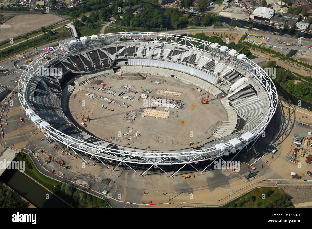 Blick aus der Vogelperspektive auf das London Stadium, das im Queen Elizabeth Olympic Park in Stratford, East London, gebaut wird Stockfoto
