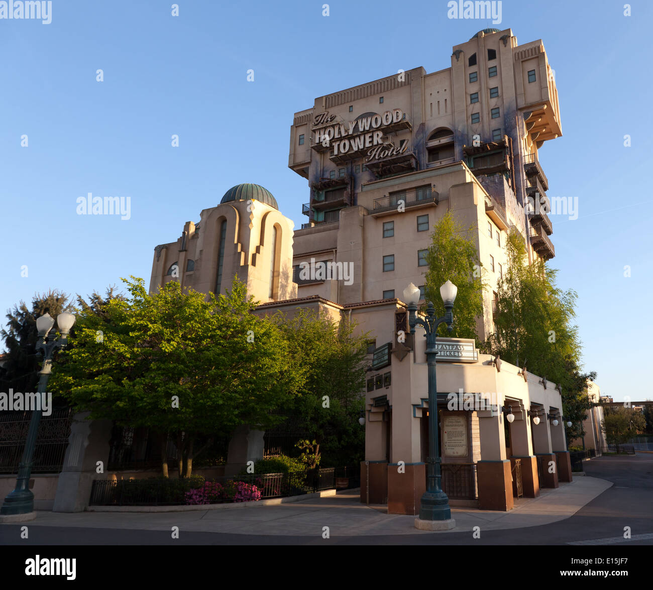 Die fiktive Hollywood Tower Hotel, der Veranstaltungsort für die Twilight Zone Tower von Terror Fahrt in den Disney-Studios, Paris. Stockfoto