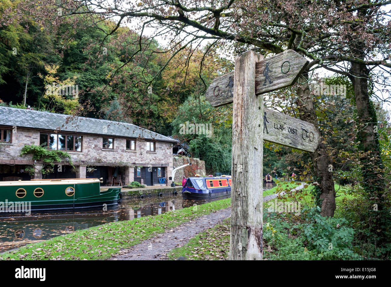 Schmale Boote und Lastkähne auf dem Monmouthshire und Brecon Canal bei Llanfoist Wharf, Abergavenny, Wales, GB, UK. Stockfoto