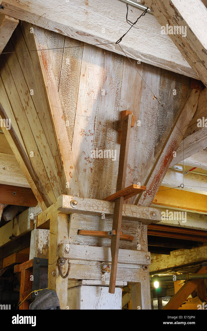 Alten Silo am unteren Rand ein Getreidesilo auf einer alten Holz-Mehl-Mühle Stockfoto