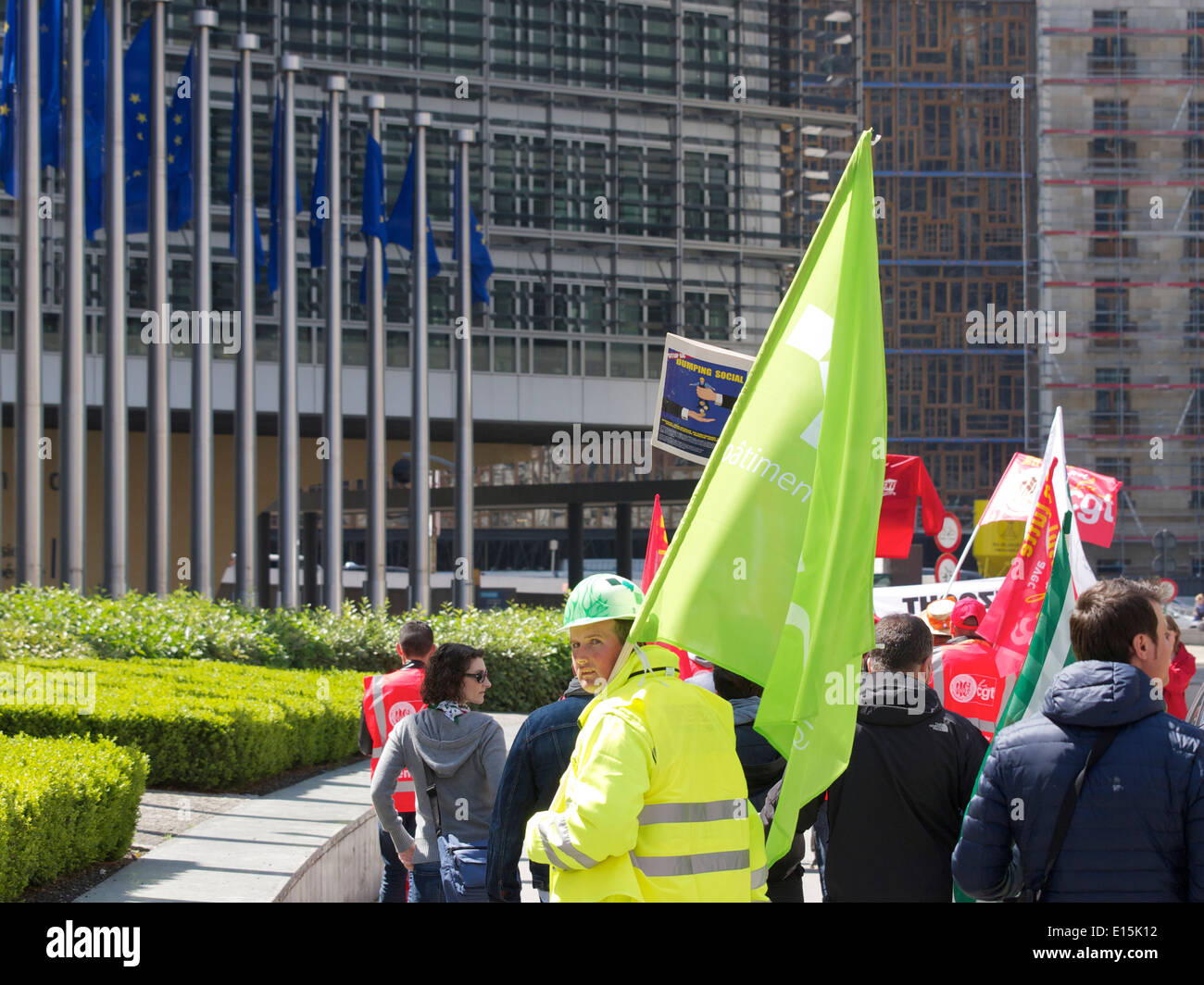 Menschen, die an die Europäische Kommission Berlaymont-Gebäude in Brüssel, Belgien Stockfoto