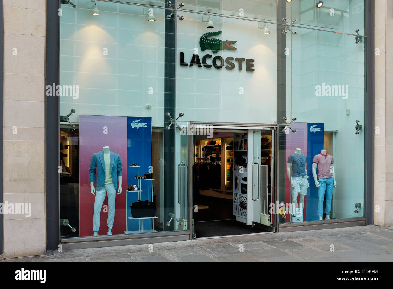 Lacoste-Ladenzeile im Stadtzentrum von Manchester UK Stockfoto