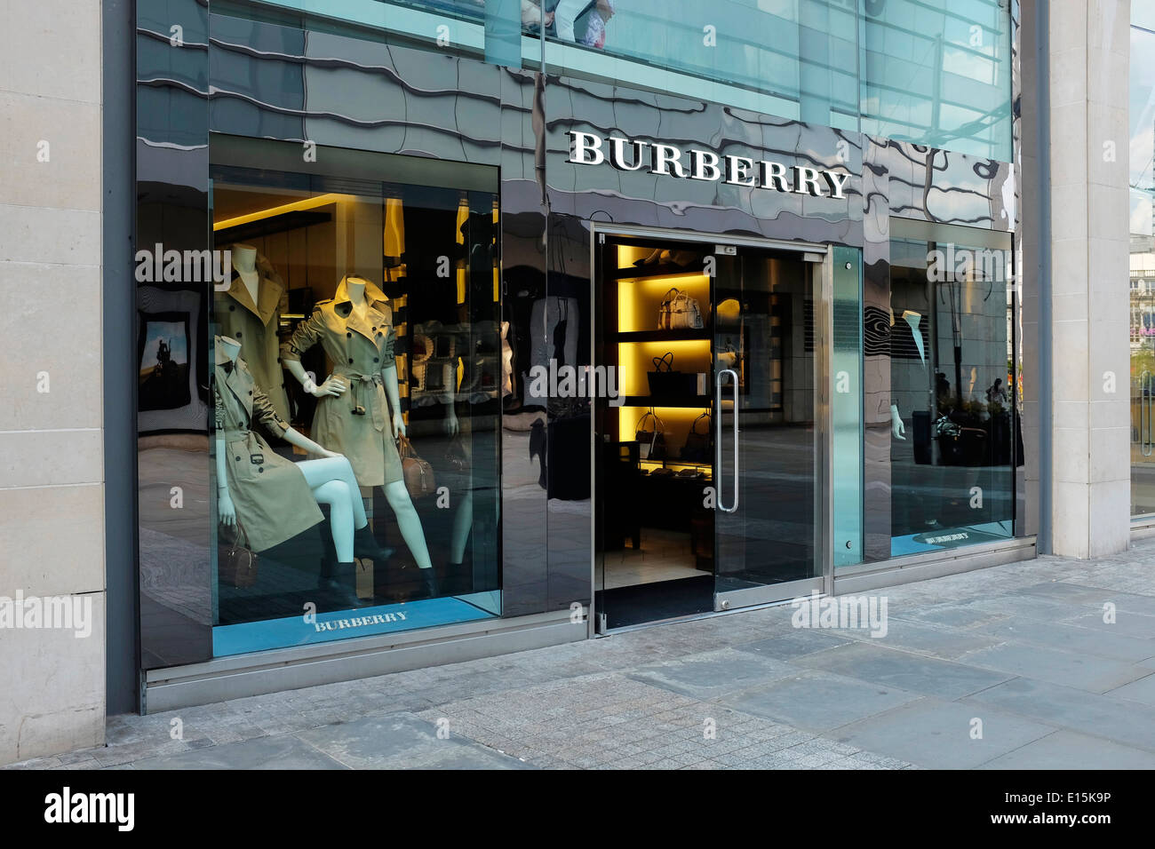 Burberry-Ladenzeile im Stadtzentrum von Manchester UK Stockfoto