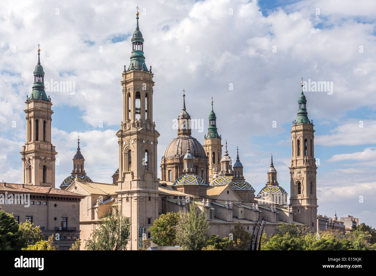 Die Basilika in Zaragoza, betrachtet aus über den Ebro Stockfoto