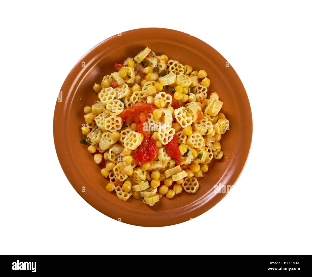 Pasta e Ceci - italienische Pasta Rotelle und Chickpeas.isolated auf einem weißen Hintergrund Stockfoto