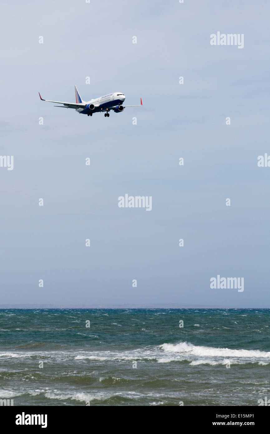 "Transaero" Boeing 737-86R EI-RUD Ansatz über das Meer in Larnaca Flughafen Stockfoto