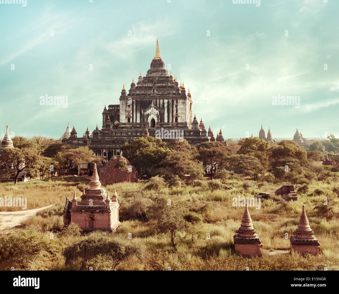 Antike Architektur alte buddhistische Tempel im Königreich Bagan Myanmar (Burma) White Thatbyinnyu Tempel gehört zu größten in Bagan Stockfoto