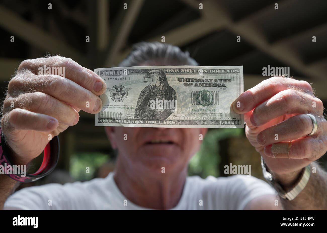 Mann hält einen gefälschten Millionen Dollar-Schein. Stockfoto