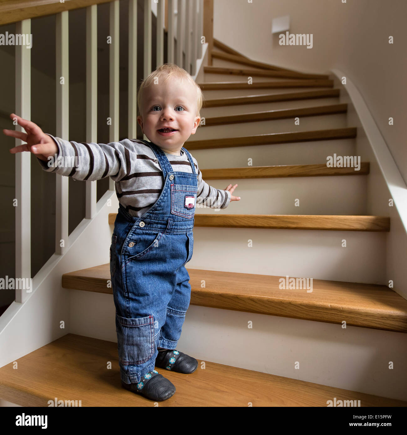 Junge, 1 Jahr, die Treppe hinauf klettern Stockfoto