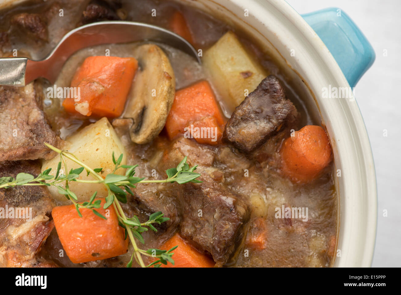 Schöne herzhafte Rindfleisch Eintopf mit Kartoffeln, Karotten und Pilze Stockfoto
