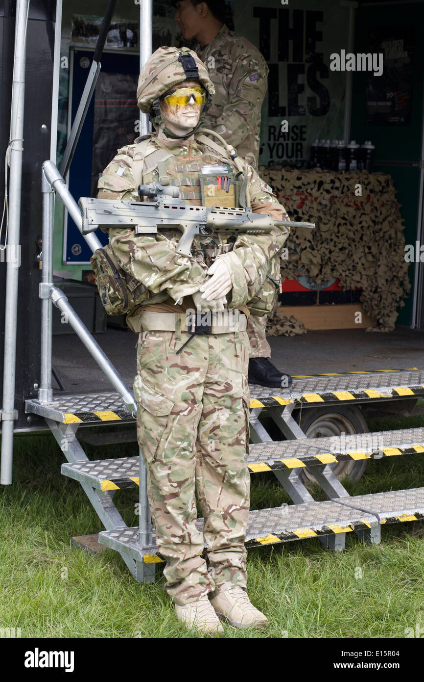 Männliche Schaufensterpuppe in Armee Kampfausrüstung mit Angriff Riffle bei einer militärischen Show gekleidet Stockfoto