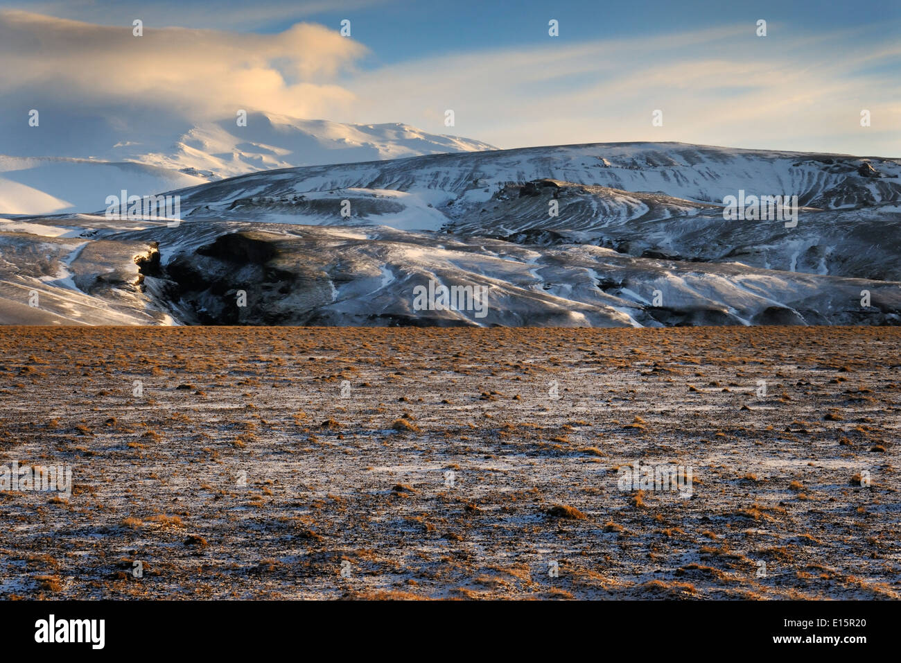 Isländische Landschaft mit Blick auf den Vulkan Hekla und gefrorenen Lavafeld, Island. Stockfoto