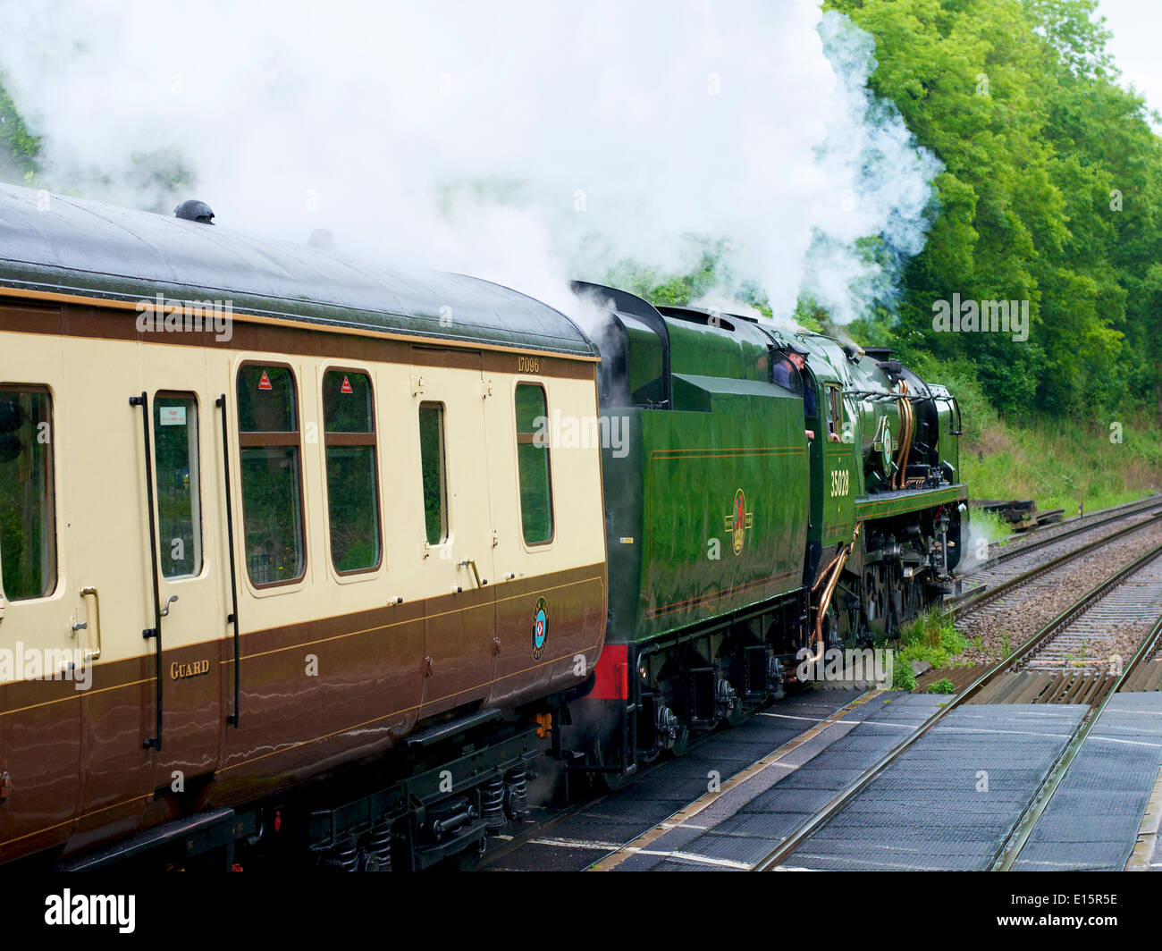 Betchworth, Dorking, Surrey. Freitag, 23. Mai 2014. Die Belmond British Pullman VS Orient Express Steam Locomotive BR (S) Handelsmarine Clan Line Klasse 4-6-2 Nr. 35028 rast durch die Surrey Hills im strömenden Regen bei Betchworth, Surrey, 1512hrs Freitag, 23. Mai auf dem Weg nach London Victoria. Credit: Foto von Lindsay Constable / Alamy Live News Stockfoto