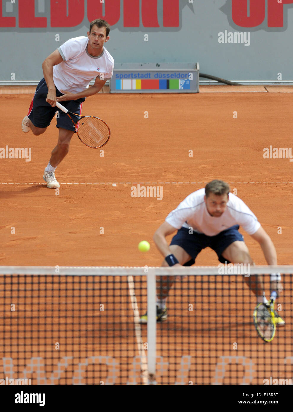 Düsseldorf, Deutschland. 23. Mai 2014. Schwedens Johan Brunstroem (R) und Danmark Frederik Nielsen (R) im Kampf gegen Deutschlands Emmerich und Kas während der ATP tour bei den Rochusclub in Düsseldorf, 23. Mai 2014. Deutschland gewann 6:0, 7:5. Foto: Caroline Seidel/Dpa/Alamy Live News Stockfoto