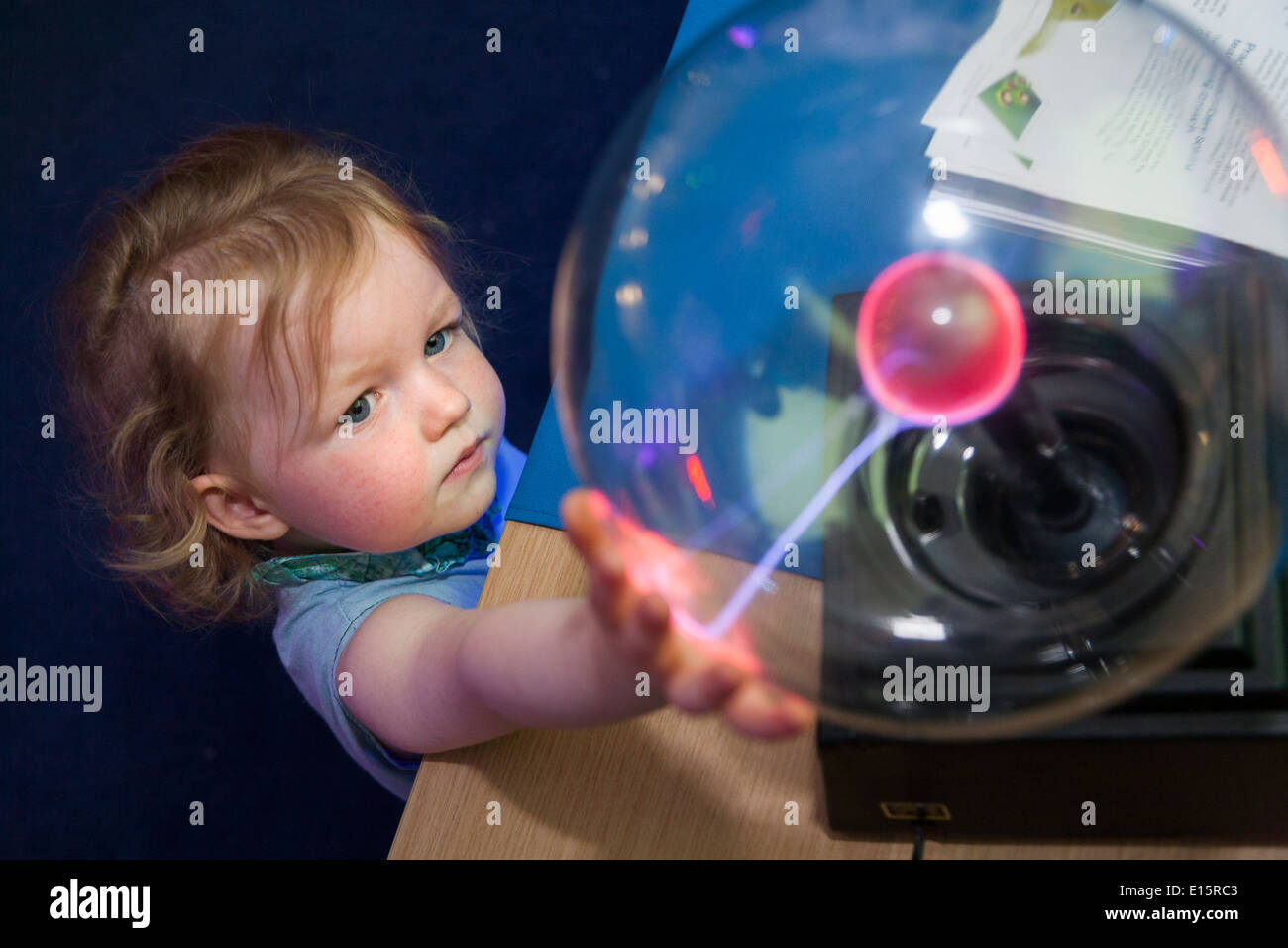 Besucher – im Alter von 2 Jahren – genießt das Spiel mit einem Plasma-Ball auf dem Display während eines seltenen Tag der offenen Tür das National Physical Laboratory Stockfoto