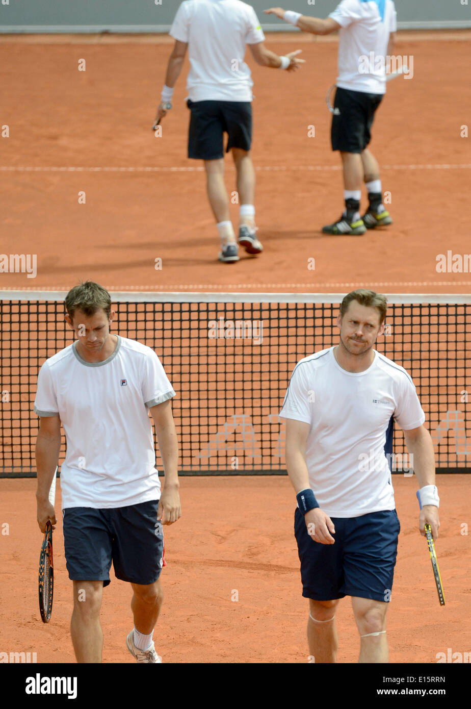 Düsseldorf, Deutschland. 23. Mai 2014. Schwedens Johan Brunstroem (R) und Danmark Frederik Nielsen (L) gegen Deutschlands Martin Emmrich und Christopher Kas während der ATP tour bei den Rochusclub in Düsseldorf, 23. Mai 2014. Deutschland gewann 6:0, 7:5. Foto: Caroline Seidel/Dpa/Alamy Live News Stockfoto