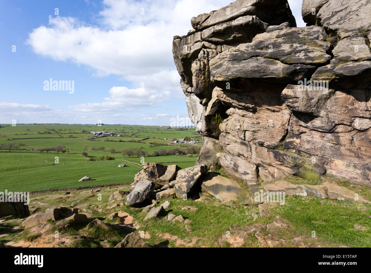 Almscliff Felsen, ein Klotz am Bein Grit Aufschluss in der Nähe von North Rigton zwischen Leeds und Harrogate, North Yorkshire UK Stockfoto