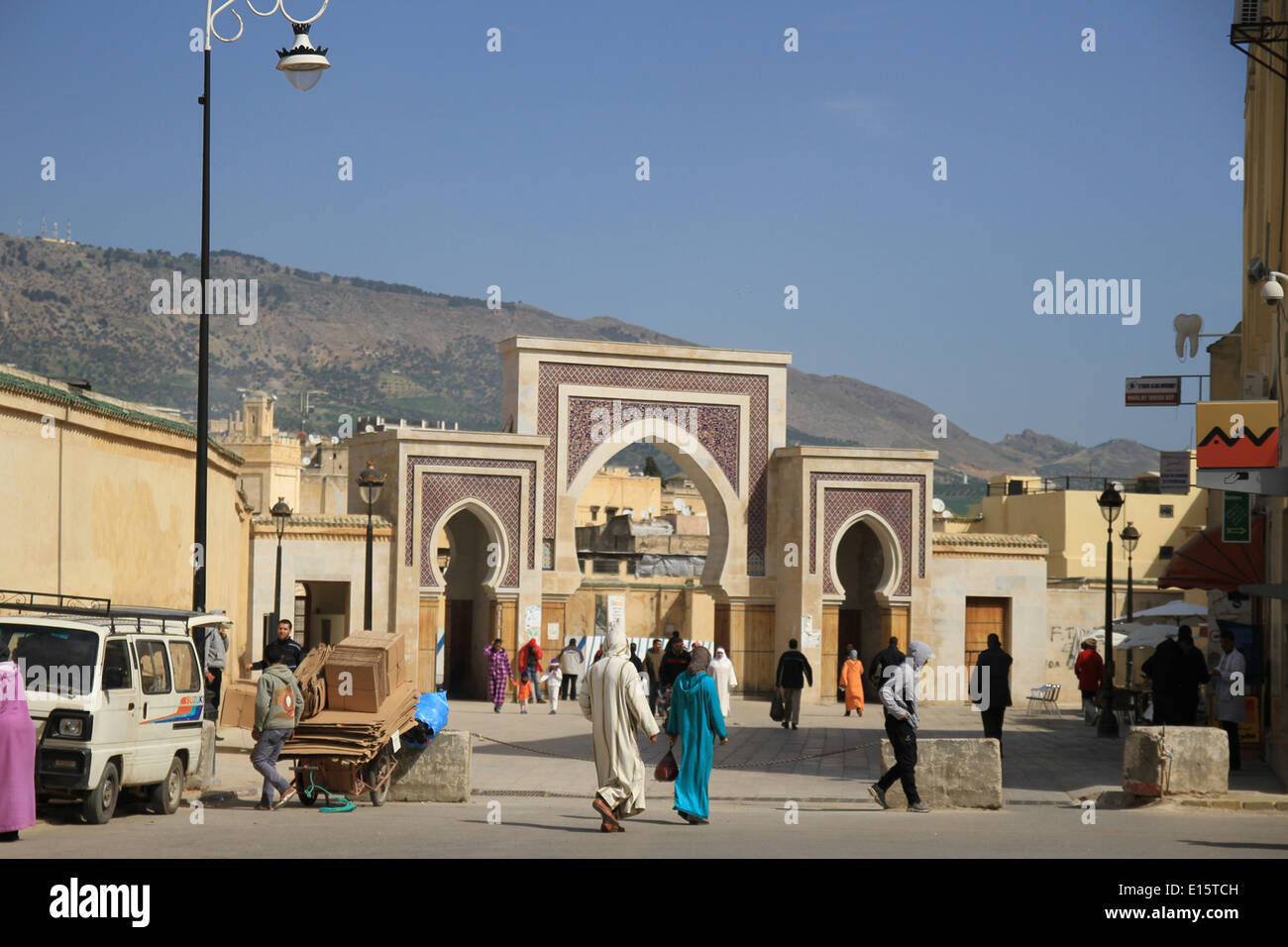 Bab Boujloud ist ein monumentales Tor in Fes, die einer der verkehrsreichsten Straßen der Medina erstreckt. Dieses Tor (Bab in arabischer Sprache) wurde von den Franzosen im Jahre 1913 gebaut. Stockfoto