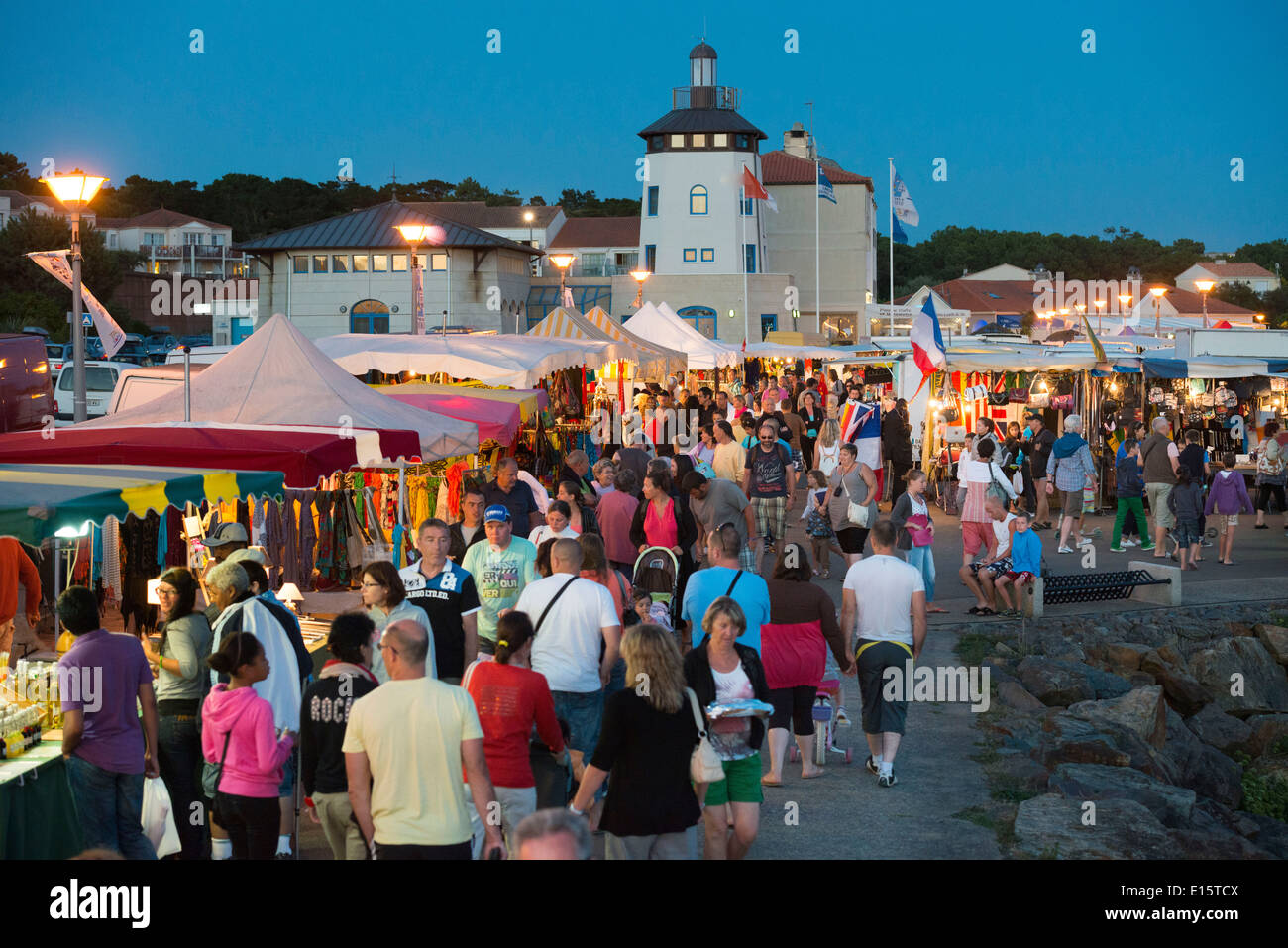 Talmont Saint-Hilaire (Departement Vendée): Nachtmarkt Stockfoto