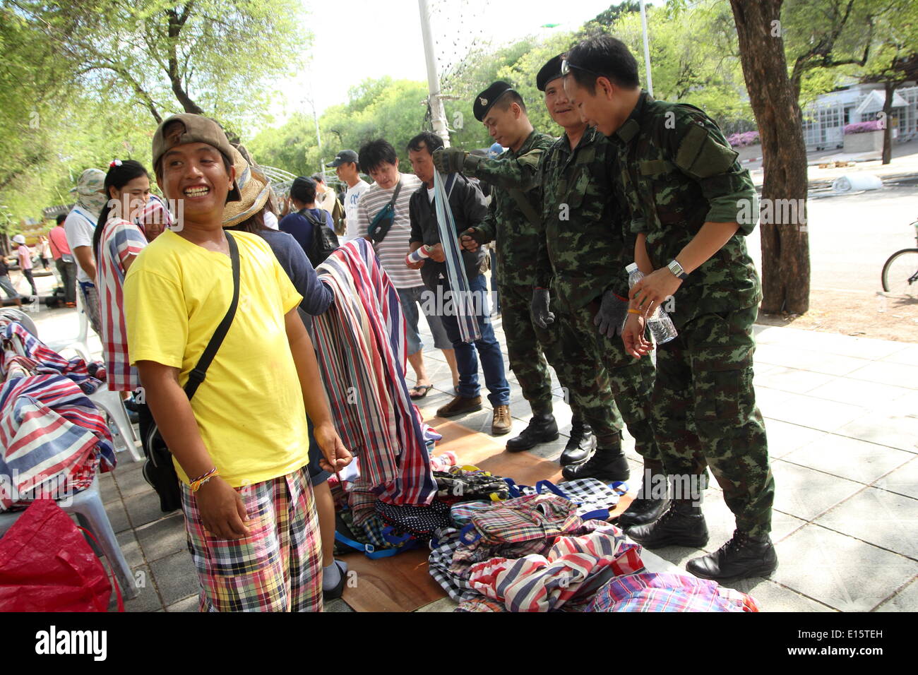 Bangkok, Thailand, 23. Mai 2014. Thailändische Soldaten im Gespräch mit Anti-Regierungs-Demonstranten während der Wache stehen in der Nähe von UN-Gebäude. Das Militär beschworen, das gesamte ehemalige Regierung und Mitglieder der politisch einflussreichen Familie Shinawatra einen Tag nachdem er Steuerung in einem unblutigen Staatsstreich beschlagnahmt. Bildnachweis: John Vincent/Alamy Live-Nachrichten Stockfoto