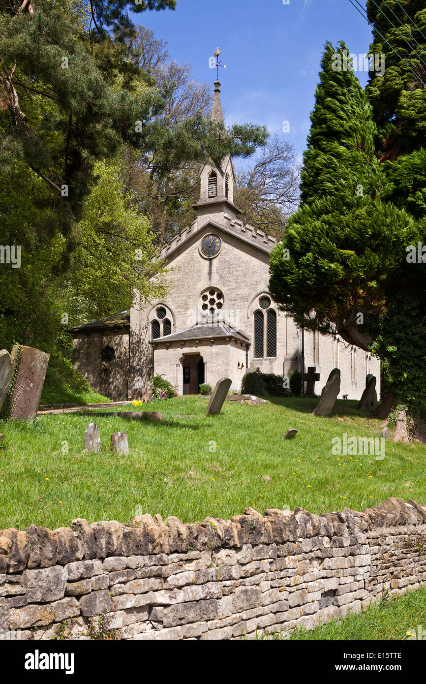 Heilige Dreiheit-Kirche in Cotswold Dorf von Slad, Gloucestershire UK - Laurie Lee ist auf dem Friedhof begraben. Stockfoto