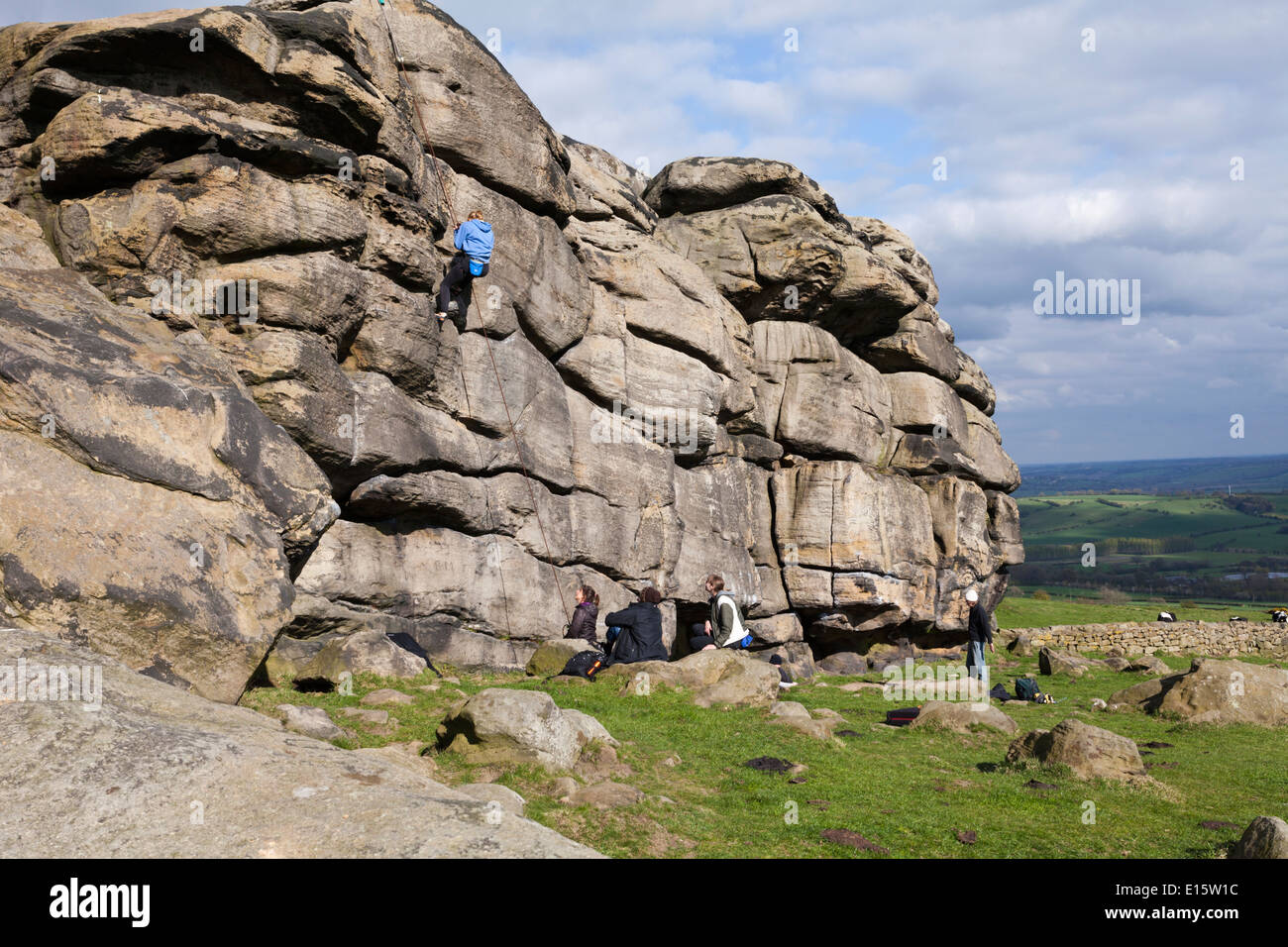 Klettern auf Almscliff Felsen, ein Klotz am Bein Grit Aufschluss in der Nähe von North Rigton zwischen Leeds und Harrogate, North Yorkshire UK Stockfoto