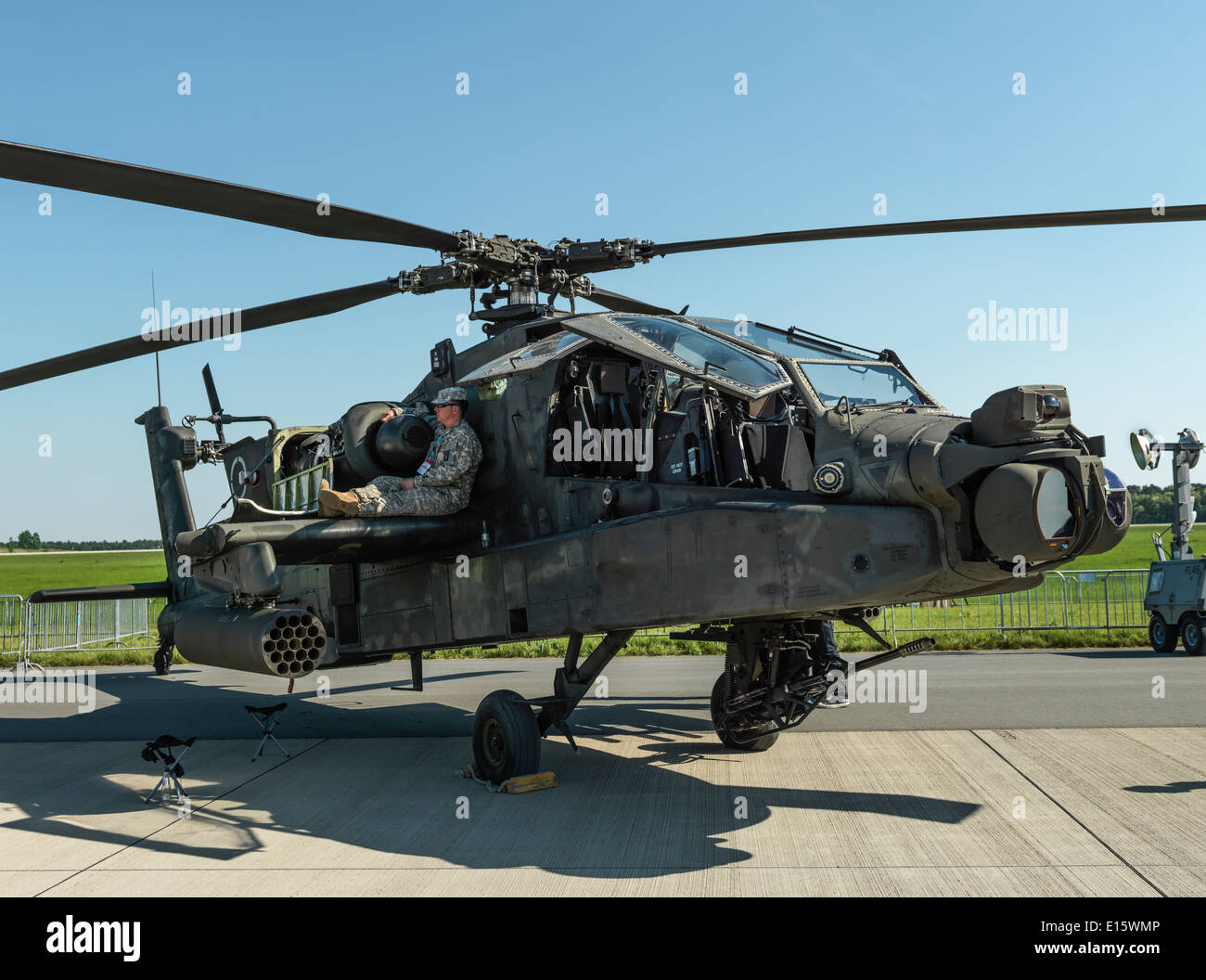 AH - 64D Apache Kampfhubschrauber auf dem Display. Soldat im Schatten ruhen. Digital Mitte Format gedreht. Stockfoto