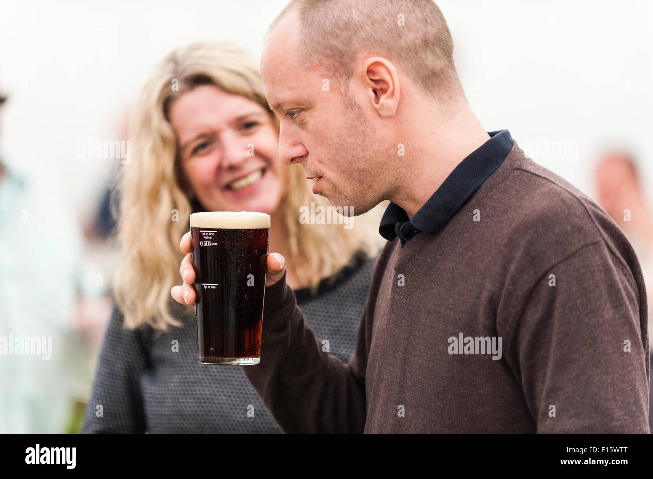 Lager, Essex. 23. Mai 2014.  Andy Woolfenden freut sich auf sein erste Bier Bier am Tag Eröffnung von THE HOOP Bierfest, Essex berühmteste Bierfest Verkostung.  In den letzten zwanzig Jahren ist das Hoop Bierfest in Lager Dorf ein jährliches Ereignis, Zeichnung von Ernst Bier einzureden Folk geworden.  Fotograf: Gordon Scammell/Alamy Live-Nachrichten Stockfoto