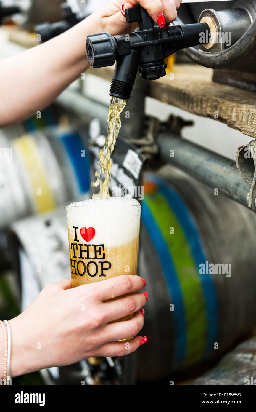 Lager, Essex. 23. Mai 2014. Die erste Pint real Ale wird am Tag Eröffnung von THE HOOP Bierfest, Essex berühmteste Kneipe Bierfestival gegossen. In den letzten zwanzig Jahren ist das Hoop Bierfest in Lager Dorf ein jährliches Ereignis, Zeichnung von Ernst Bier einzureden Folk geworden. Fotograf: Gordon Scammell/Alamy Live-Nachrichten Stockfoto