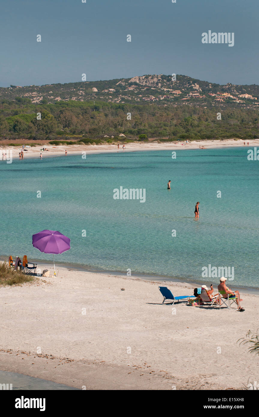 Transparente, klare Gewässer und Touristen zur freien Verfügung am Lu Impostu Beach, San Teodoro, Sardinien, Italien Stockfoto