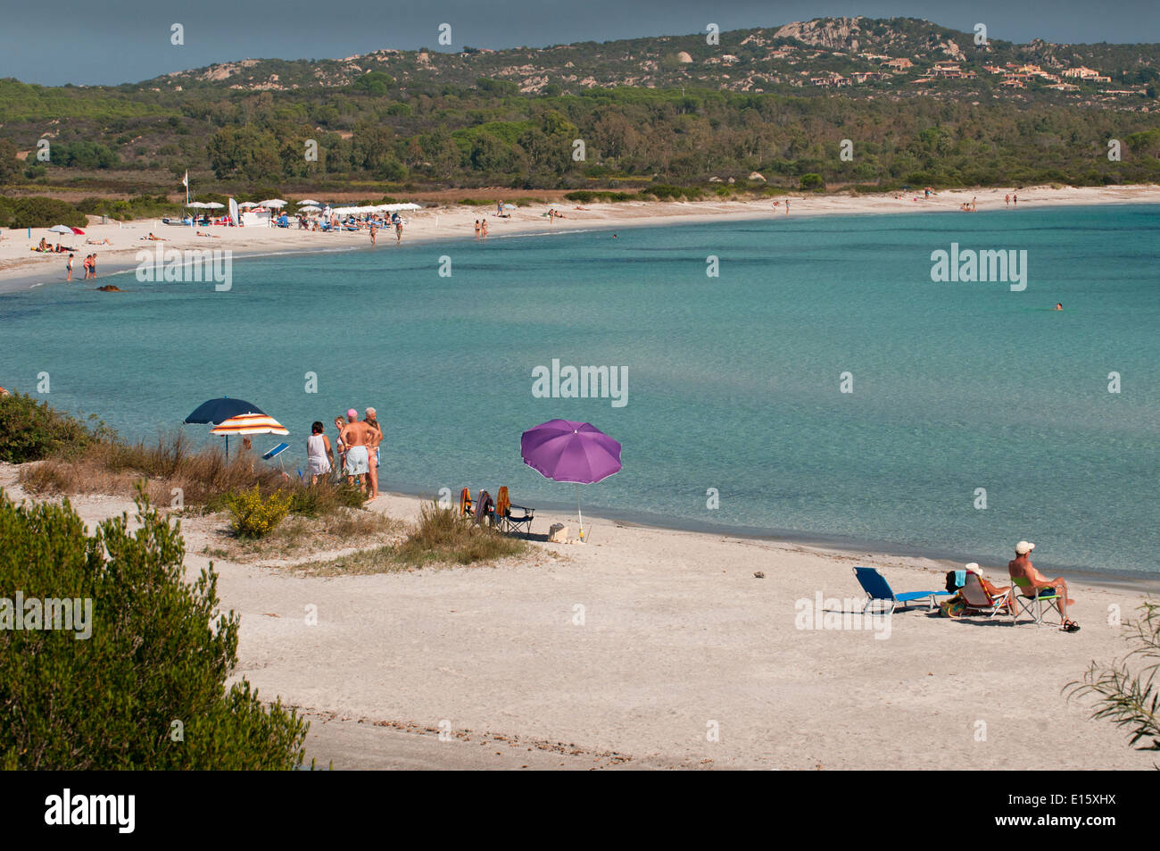 Transparente, klare Gewässer und Touristen zur freien Verfügung am Lu Impostu Beach, San Teodoro, Sardinien, Italien Stockfoto