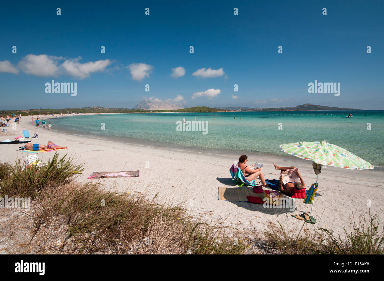 Transparente, klare Gewässer und Touristen zur freien Verfügung am Lu Impostu Beach, San Teodoro, Sardinien, Italien Stockfoto
