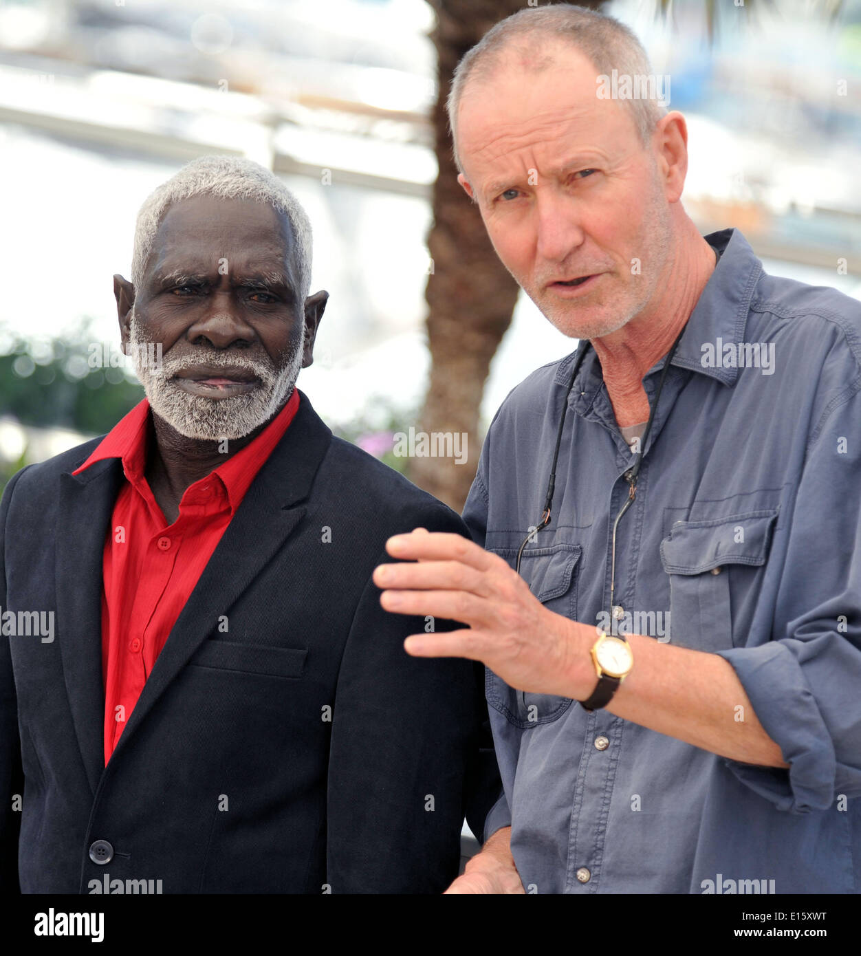 Cannes, Frankreich. 23. Mai 2014. Director Rolf de Heer (R) und Schauspieler Peter Djigirr posieren für Fotos bei einem Fototermin für den Film "Charlies Land" bei den 67. Filmfestspielen in Cannes, Frankreich, 23. Mai 2014. Bildnachweis: Chen Xiaowei/Xinhua/Alamy Live-Nachrichten Stockfoto