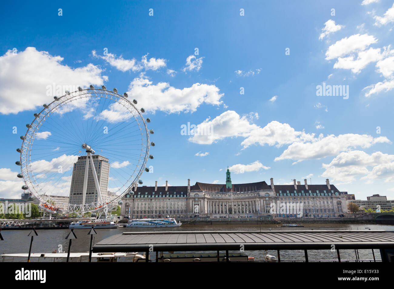 London Eye und County Hall über Fluß Themse. Stockfoto
